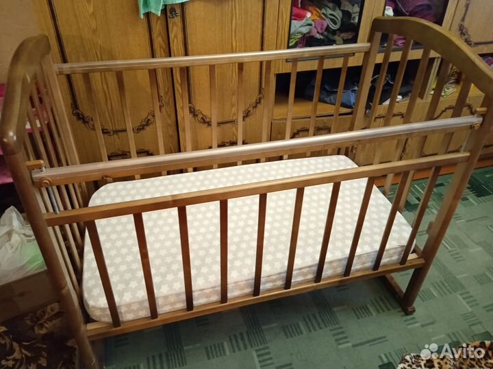 Детская кроватка с поперечным маятником