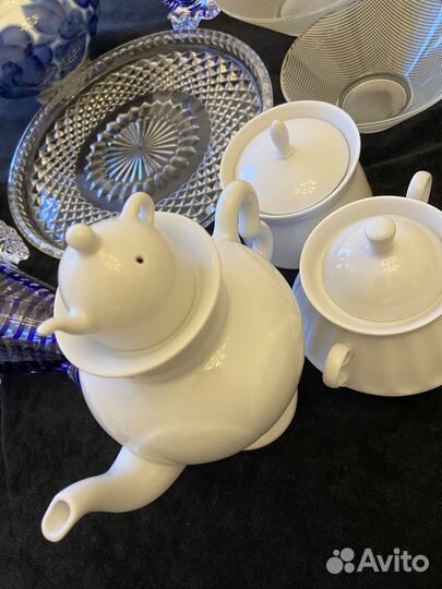 Блюдо, тарелки, чайник, сахарница хрусталь фарфор