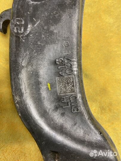 Кронштейн амортизатора левый Audi A4B9