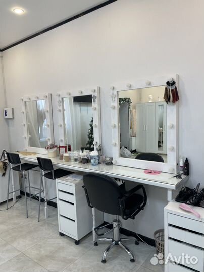 Гримерное зеркало со столом