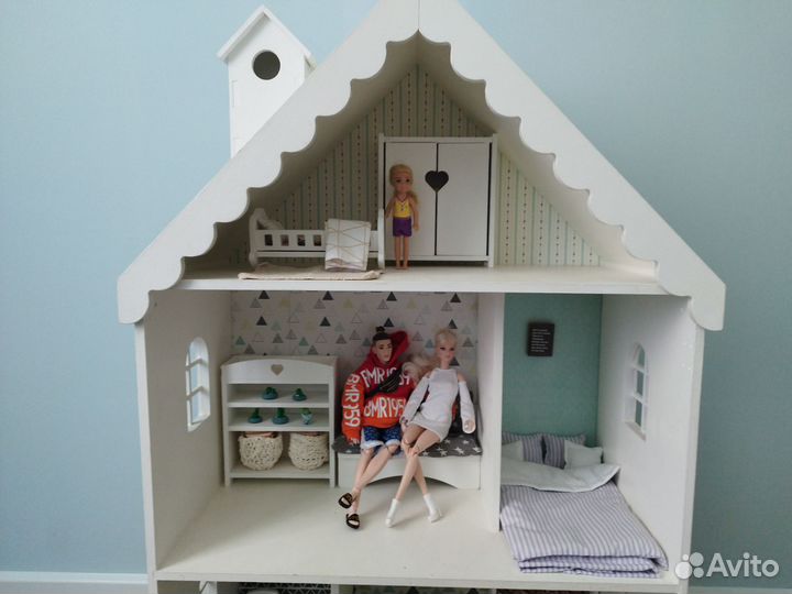 Большой кукольный домик с мебелью