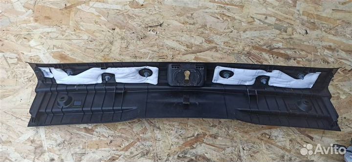 Облицовка задней панели (багажника) Kia Sportage