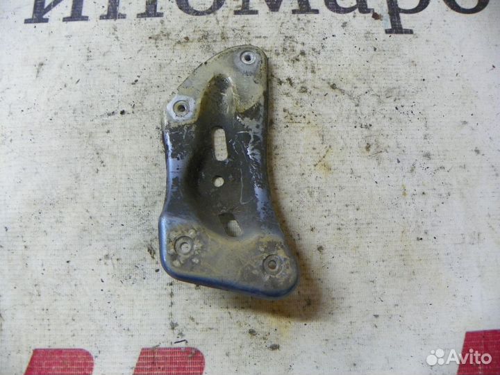 Кронштейн крепления крыла Skoda Octavia