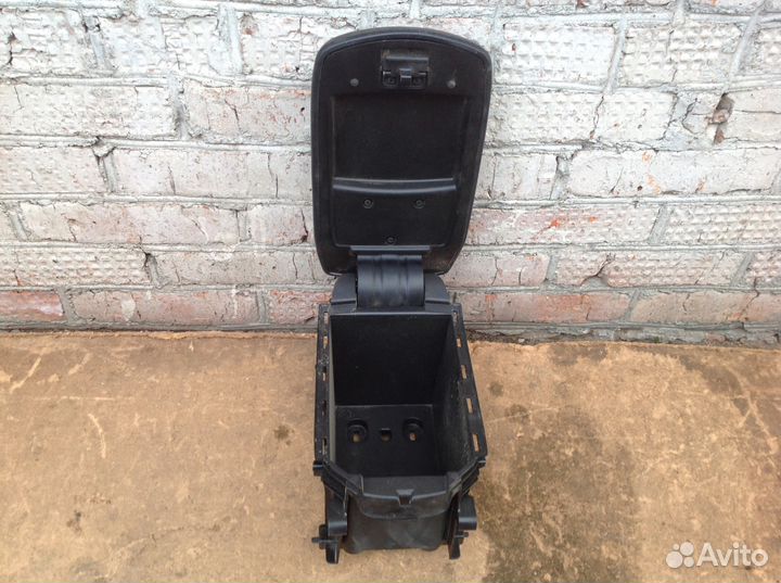 Подлокотник Rav 4 58823-42010 C 2013-года