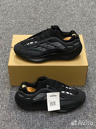 Мужские кроссовки Adidas Yeezy Boost 700 v3