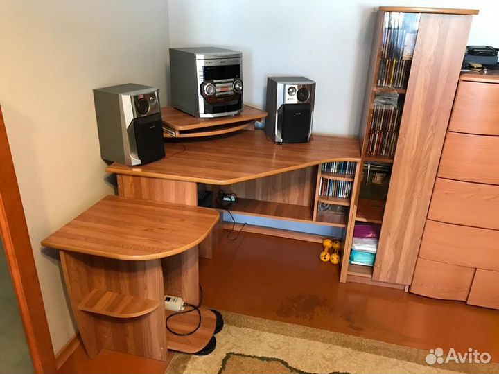 Офисный стол угловой с вертикальным шкафом кресло