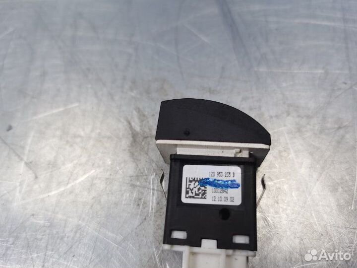 Кнопка аварийной сигнализации skoda Octavia (A5 1Z