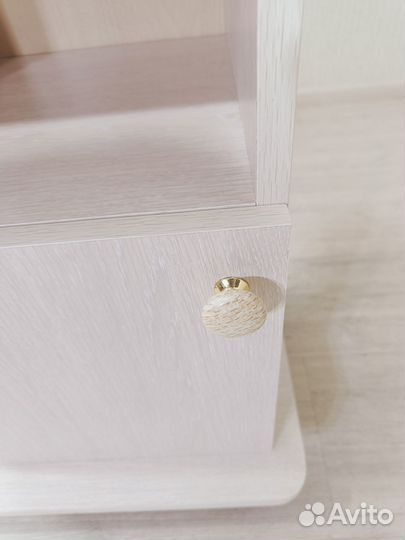 Тумбочка на колесиках в наличии