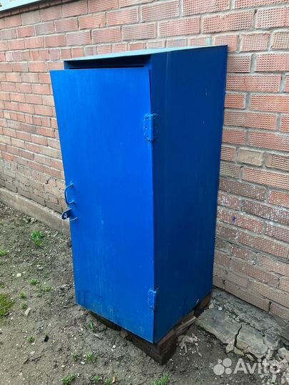 Металлический шкаф для хранения газового баллона