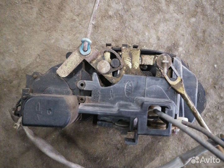 Замок двери передней правой Kia Spectra 2001-2011