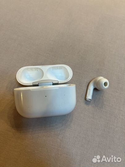 Правый наушник airpods pro с кейсом оригинал