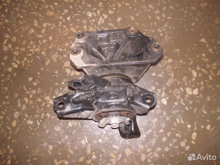 Опора двигателя левая (Kia Sorento)