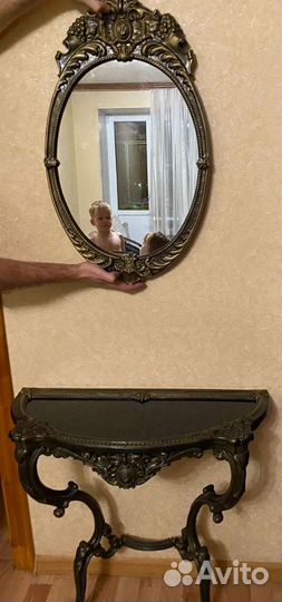 Женский столик или столик в прихожую