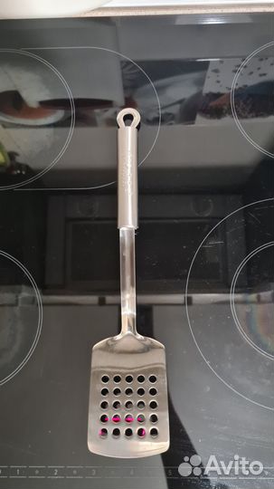 Щипцы, лопатка, соковыжималка, формы для выпечки