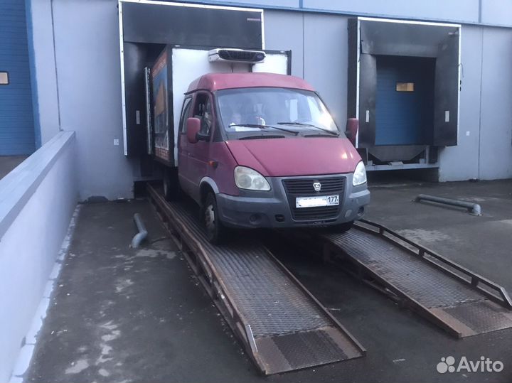 Водитель со своим рефрижератором газель -20