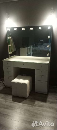 Трюмо с зеркалом для визажиста