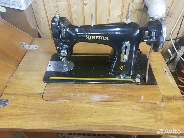 Швейная машинка Minerva с тумбой