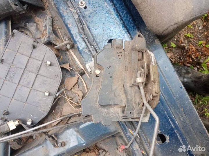 Замок двери передний Mitsubishi Lancer 9 2005