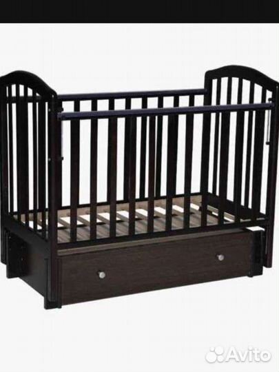 Детская кроватка с маятником