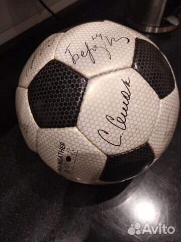 Футбольный мяч с подписями игроков сборной России