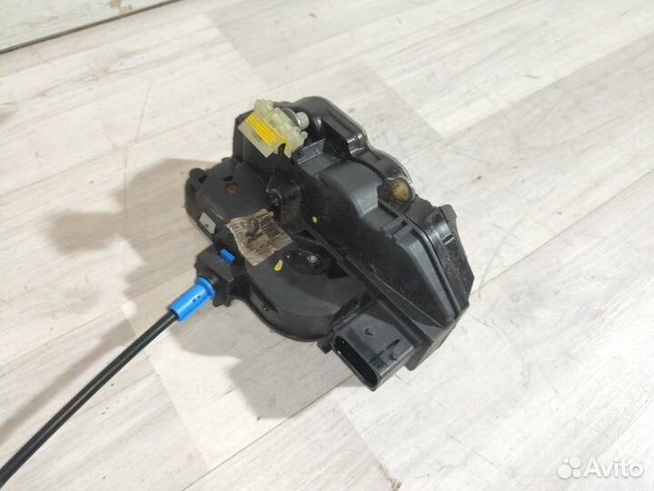 Замок двери передний правый Opel Astra J 2010