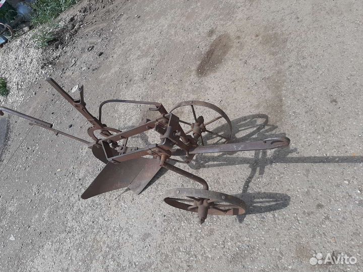 Старинный конный плуг