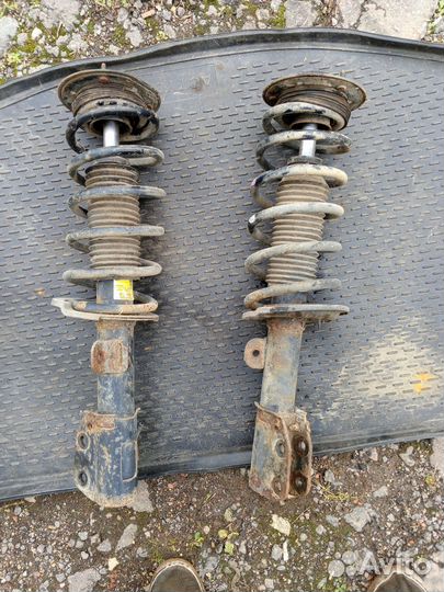 Стойка передняя на Шевроле Каптива 2008г