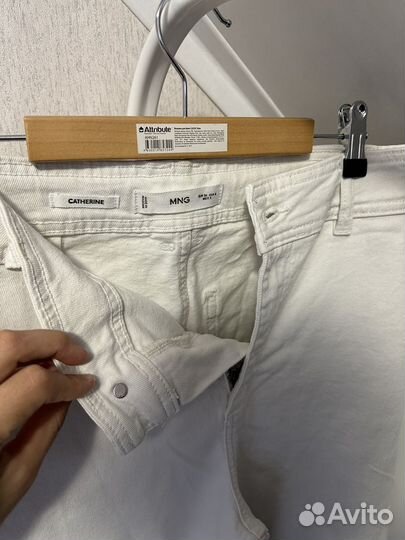 Белые джинсы манго