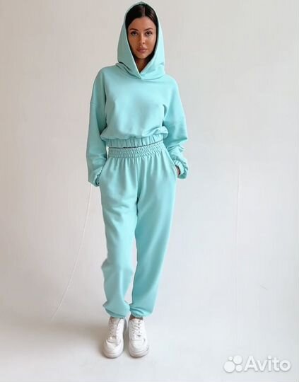 Спортивный костюм с укороченным верхом