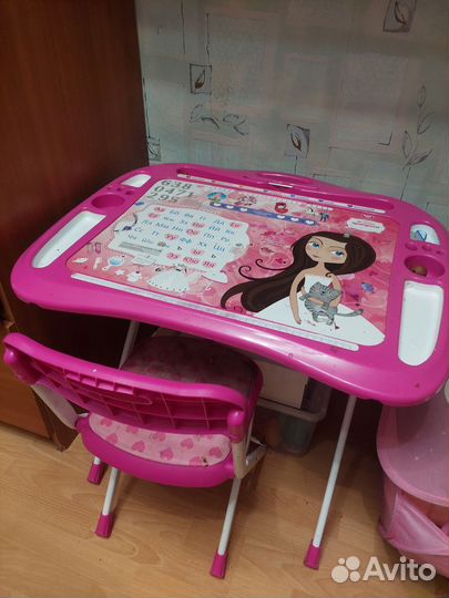 Детский письменный стол и стул