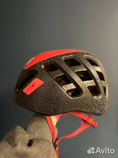 Каска для спортивного туризма