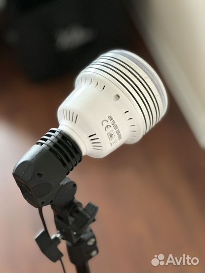Светодиодная лампа и штатив
