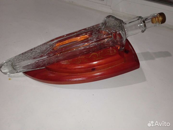 Бутылка фигурная с подставкой Щит и Меч. Редкая