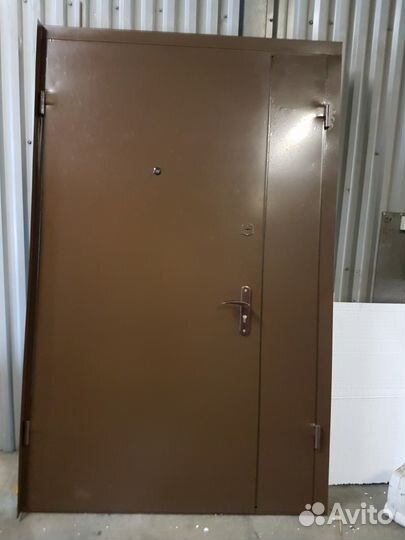 Общая тамбурная дверь из 2 мм стали с отделкой