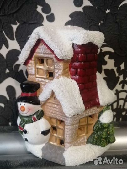 Домик со снеговиком