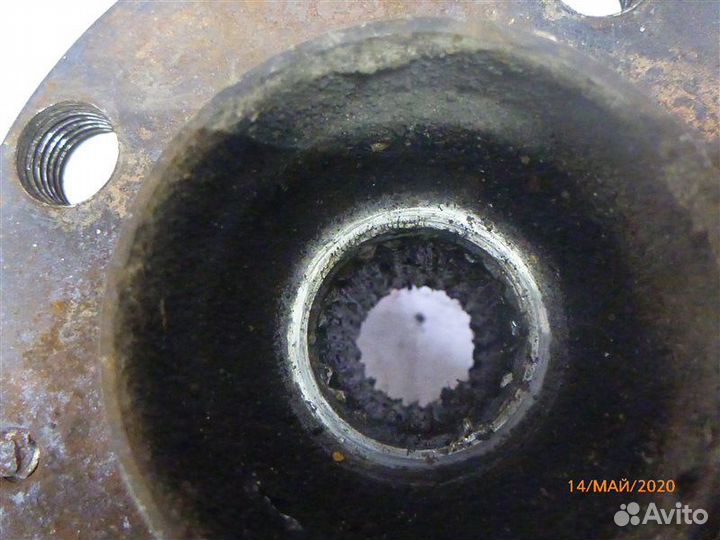 Кулак поворотный передний левый Volkswagen Passat