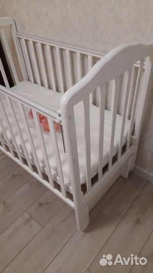 Детская кроватка с маятником