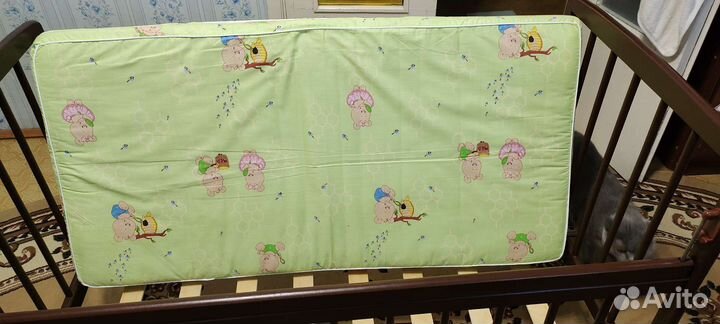 Детская кроватка с поперечным маятником