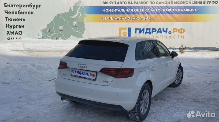 Кожух рулевой колонки нижний Audi A3 (8V) 8V095351