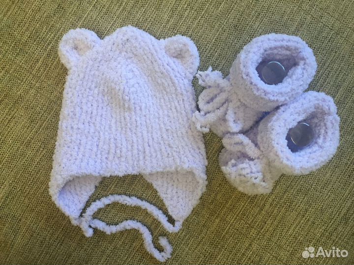 Шапочка и пинетки для новорожденного