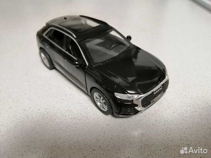 Металлическая машинка Audi Q8 1:32