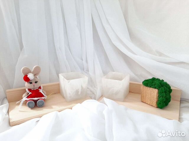 Настенная прикроватная полочка с светильником