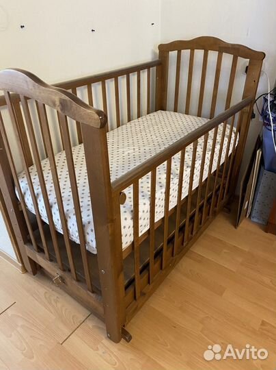 Детская кроватка с маятником