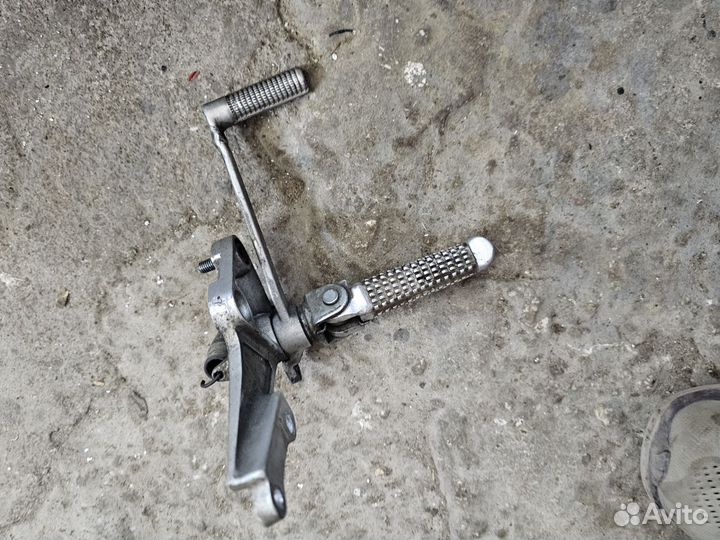 Кронштейн подножки suzuki gsx r srad