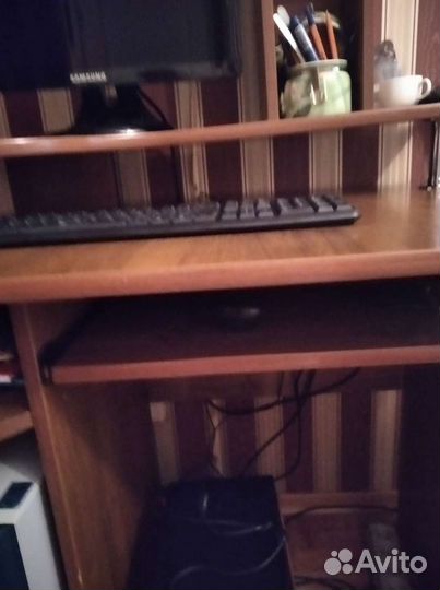 Компьютер и компьютерный стол