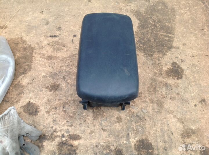 Подлокотник Rav 4 58823-42010 C 2013-года