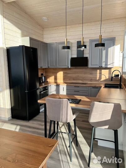 Кухня с барной стойкой