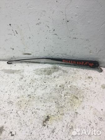 Поводок стеклоочистителя передний