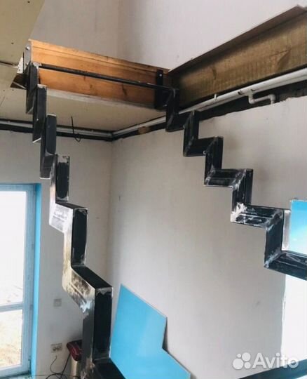 Каркас из метала Лестницы на Ломанном Косоуре в До