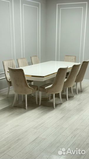 Стол и стулья в гостиную. В наличии